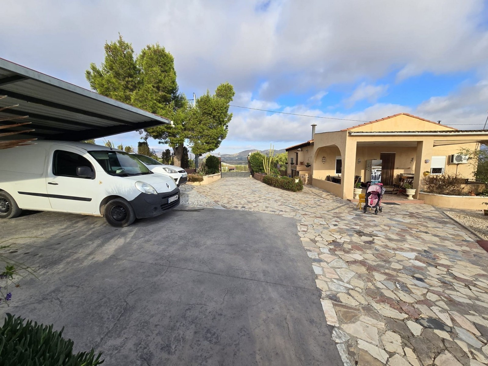 Villa with 5 Bedrooms and Pool in Sax, Alicante