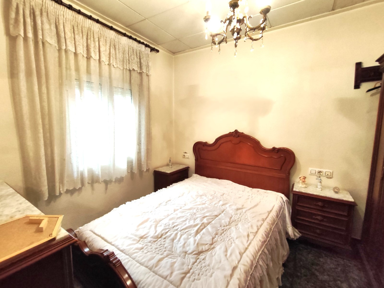 Stadswoning met Vier Slaapkamers in Sax, Alicante