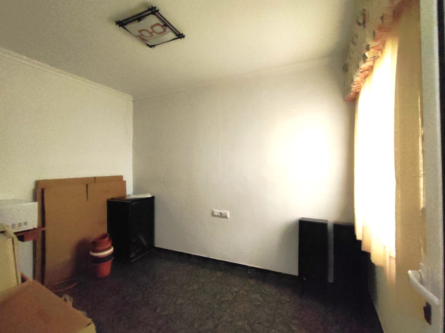 Stadswoning met Vier Slaapkamers in Sax, Alicante