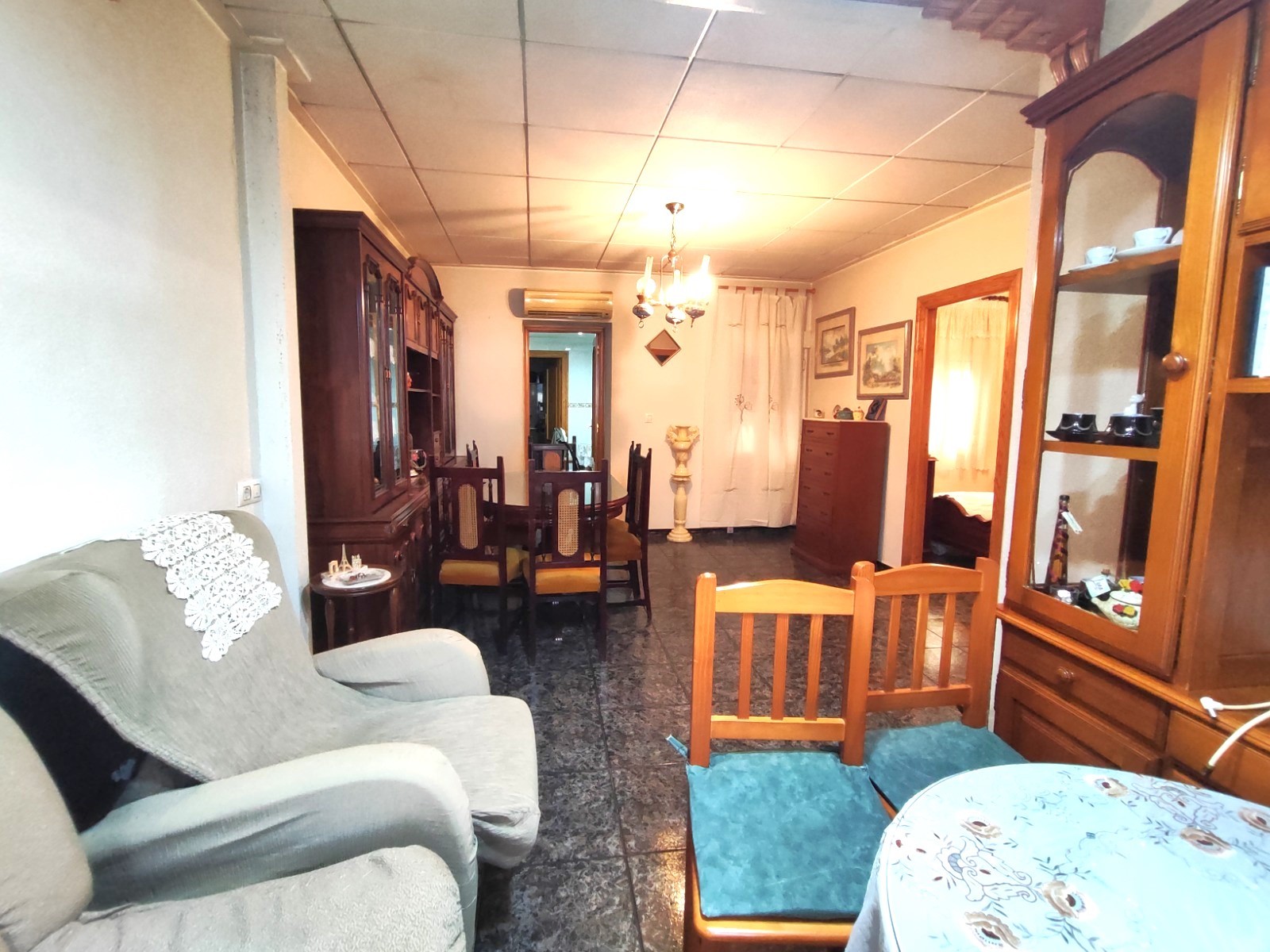Stadswoning met Vier Slaapkamers in Sax, Alicante