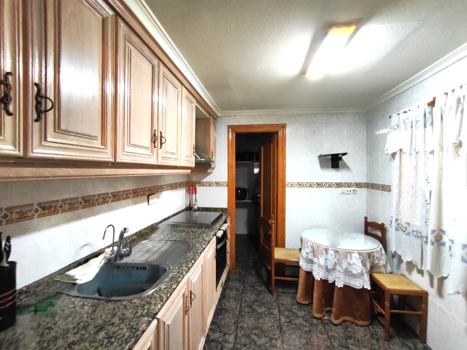 Stadswoning met Vier Slaapkamers in Sax, Alicante