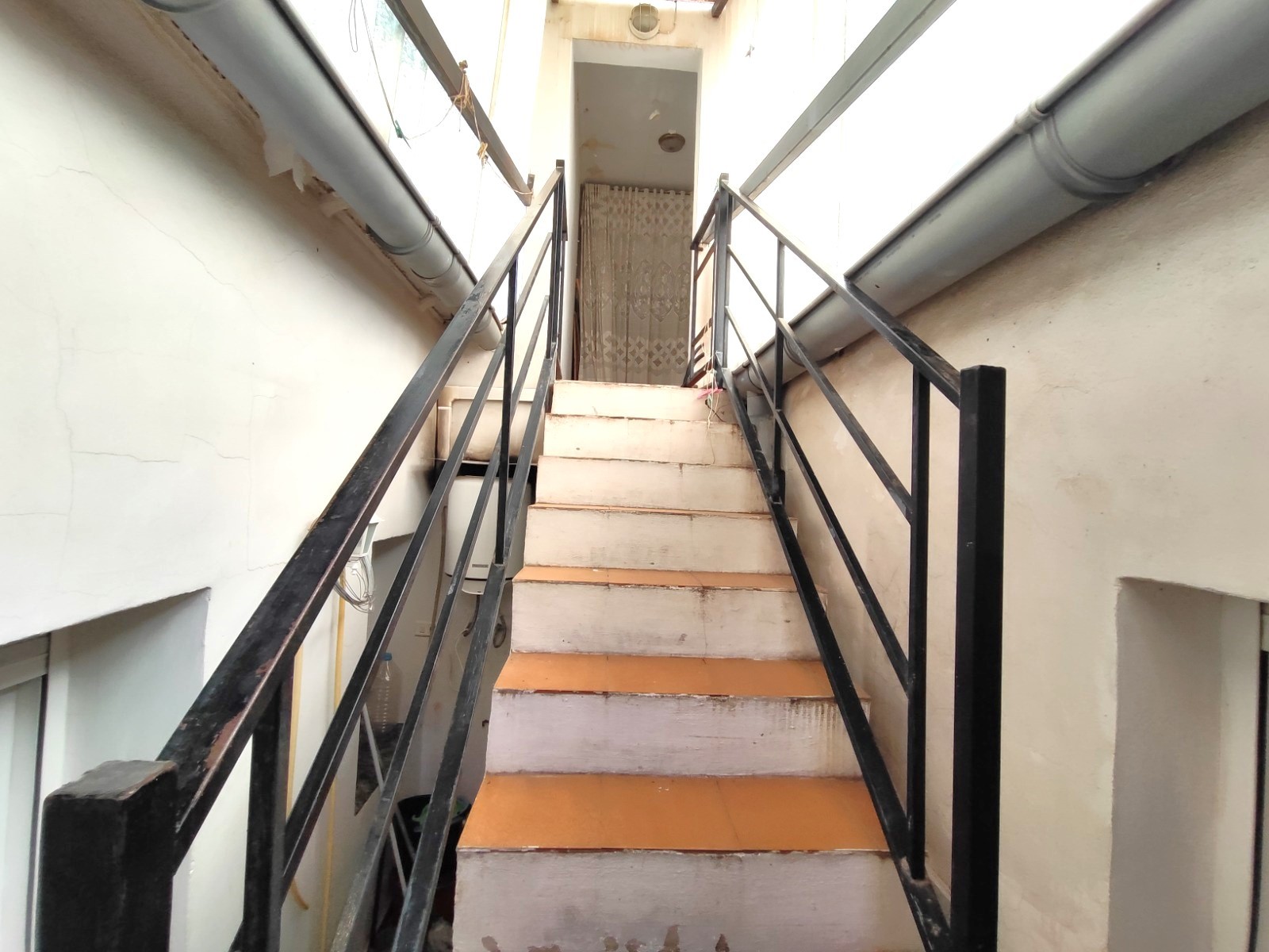 Stadswoning met Vier Slaapkamers in Sax, Alicante