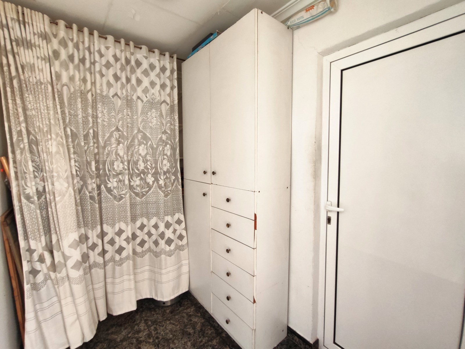 Stadswoning met Vier Slaapkamers in Sax, Alicante