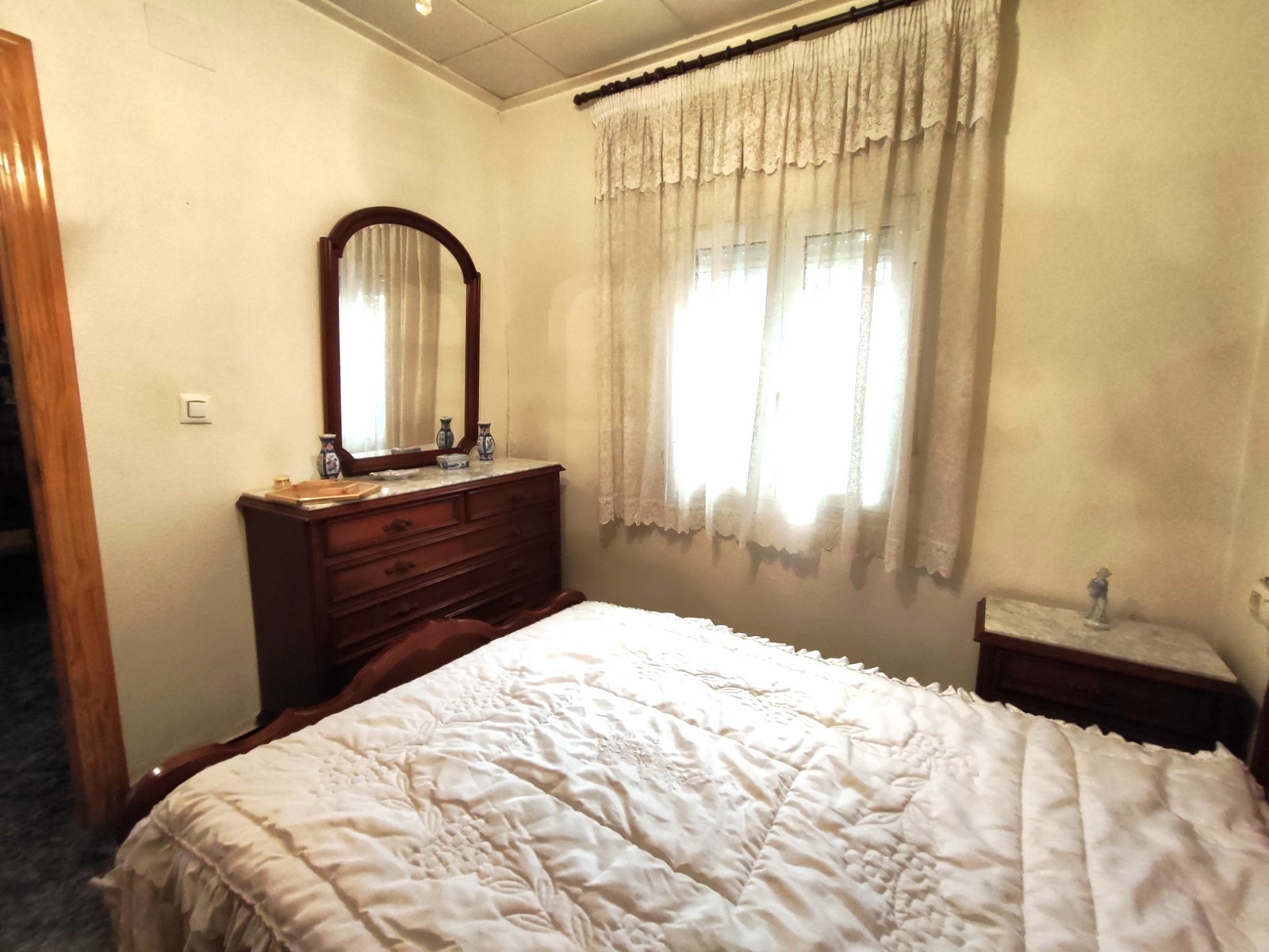 Stadswoning met Vier Slaapkamers in Sax, Alicante