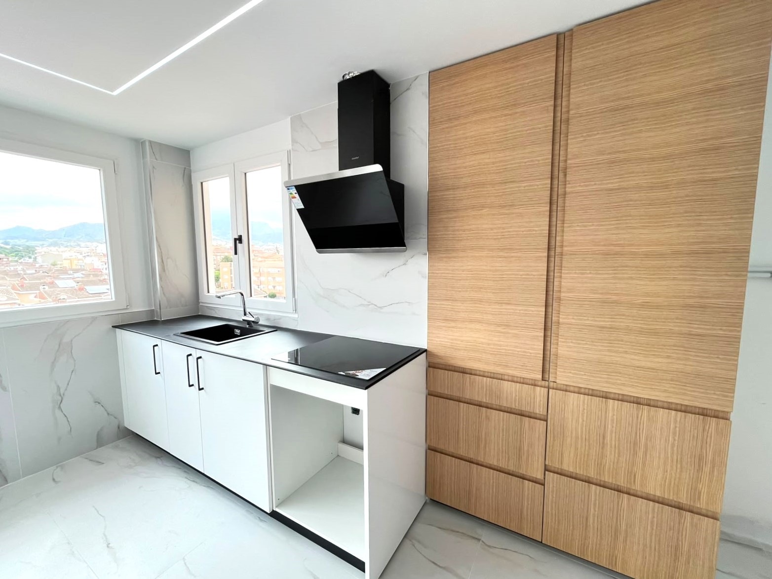 Apartment 3 Bedrooms Petrer with Mount Cid Views and Parking