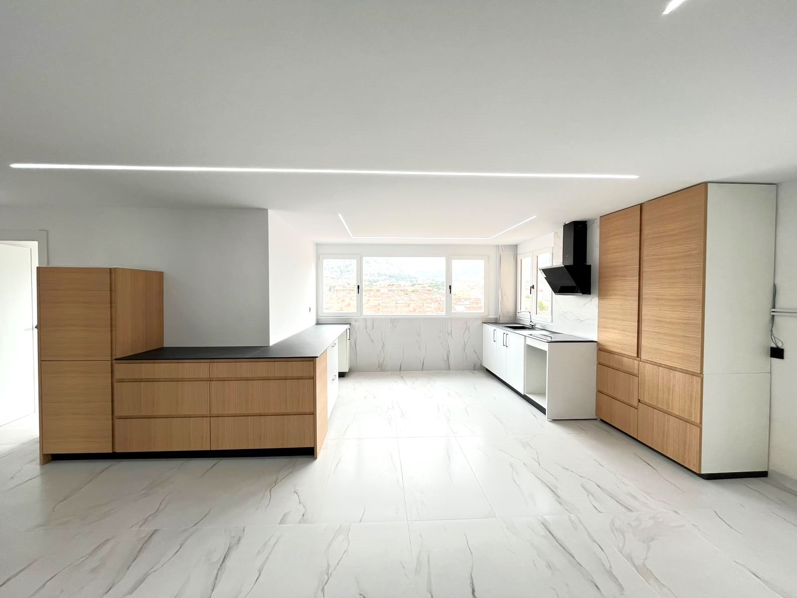 Apartment 3 Bedrooms Petrer with Mount Cid Views and Parking