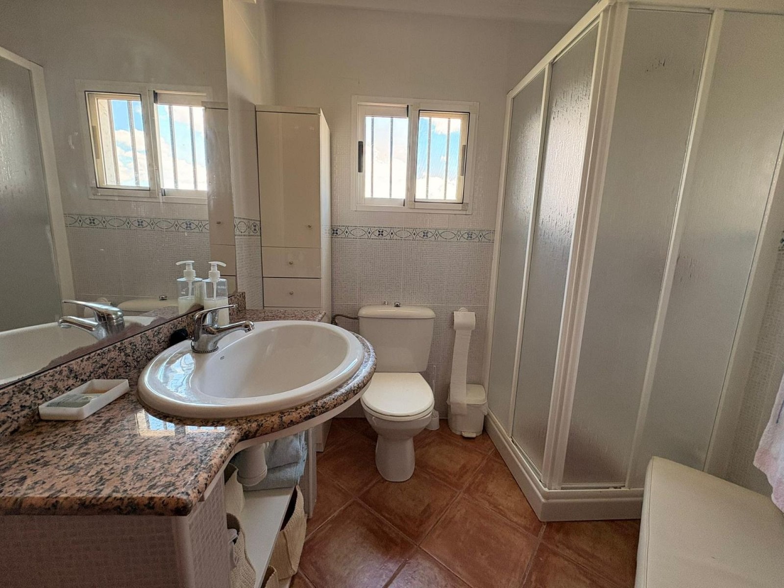Villa with 3 Bedrooms and 4 Bathrooms in Yecla with Garden