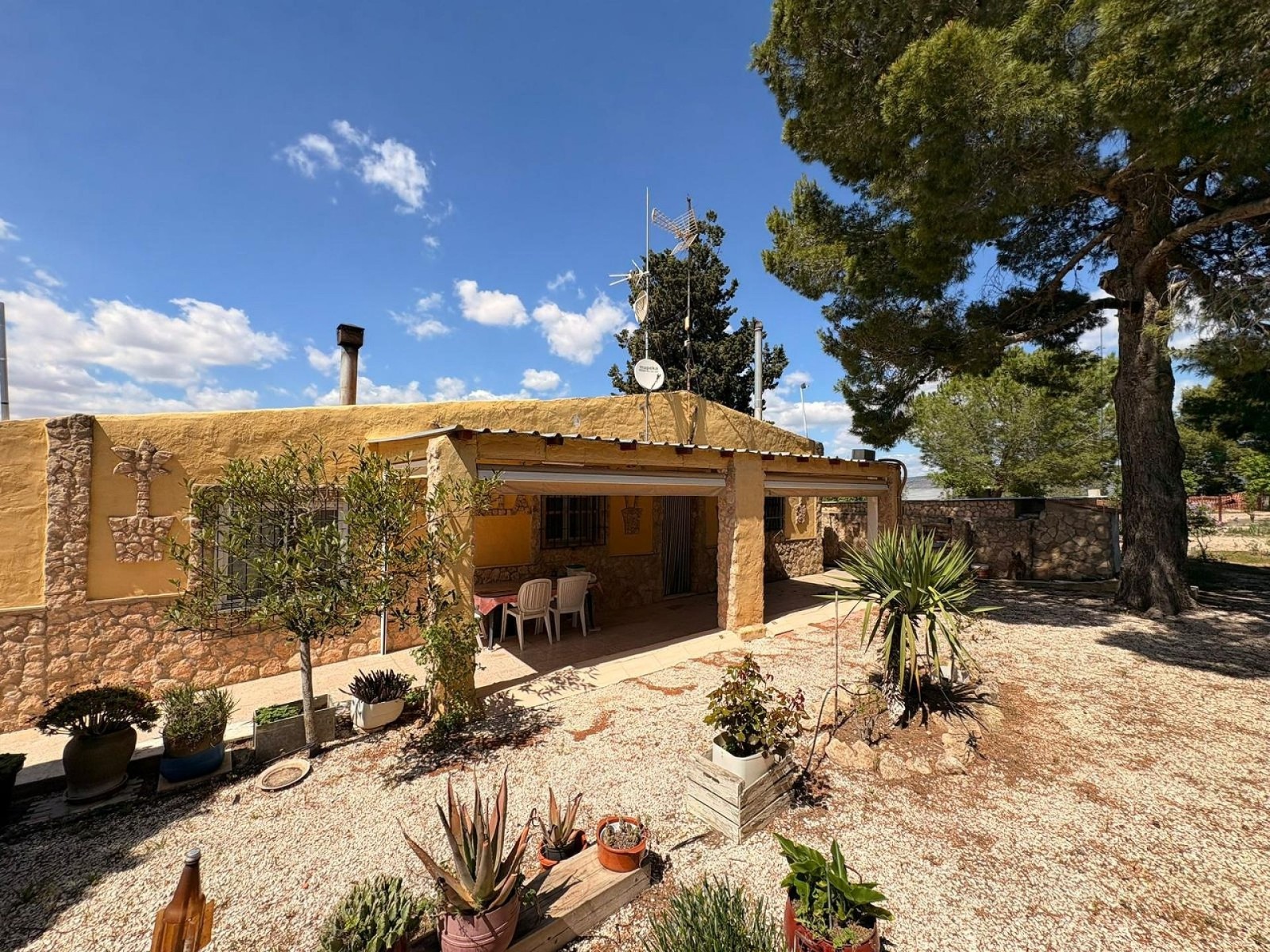 Villa with 3 Bedrooms and 4 Bathrooms in Yecla with Garden
