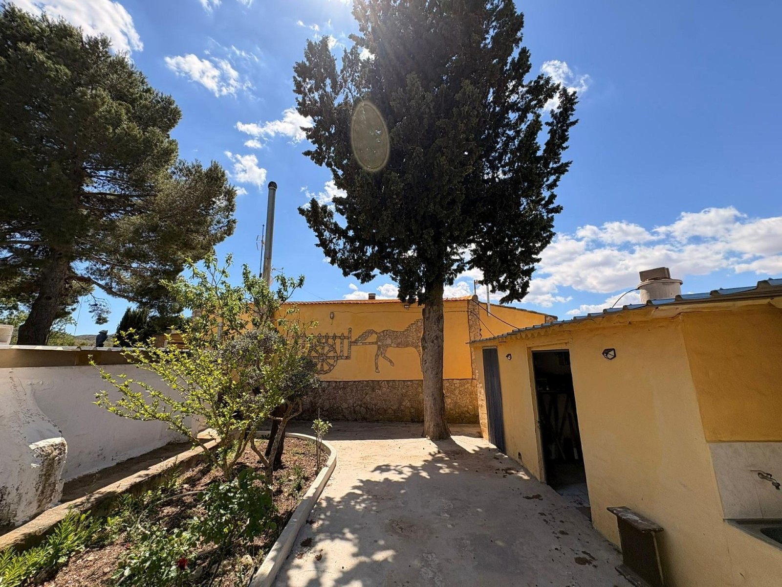 Villa with 3 Bedrooms and 4 Bathrooms in Yecla with Garden