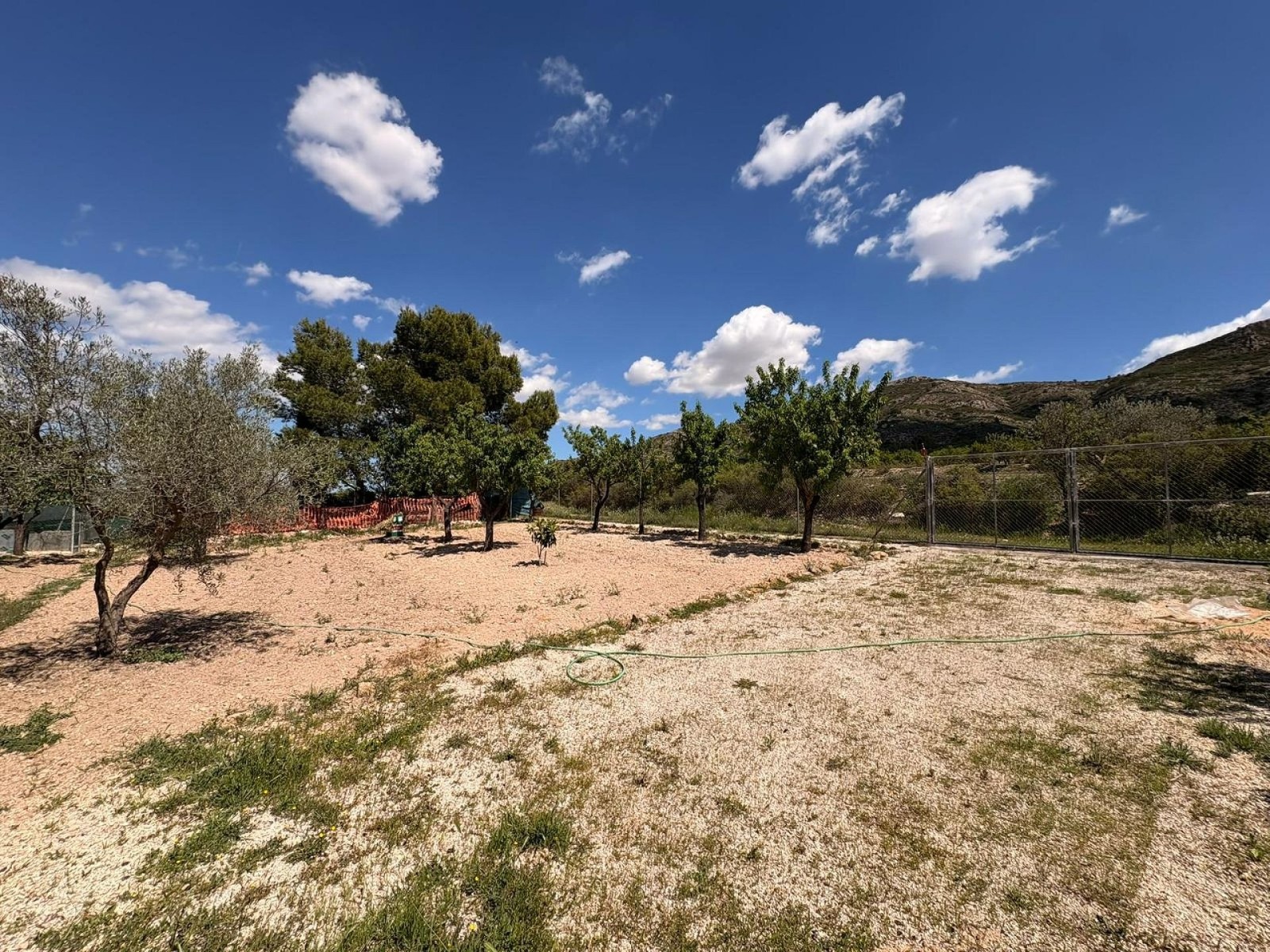 Villa with 3 Bedrooms and 4 Bathrooms in Yecla with Garden