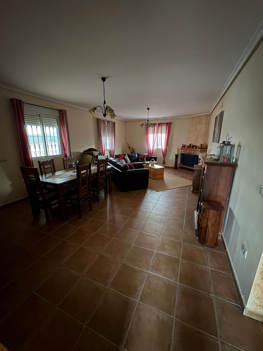 Villa met 3 Slaapkamers in Monóvar met Zwembad en Ruime Tuin