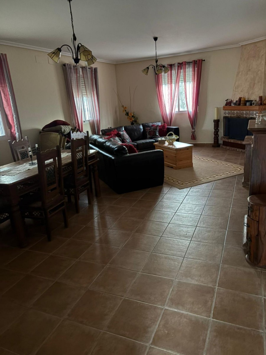 Villa met 3 Slaapkamers in Monóvar met Zwembad en Ruime Tuin