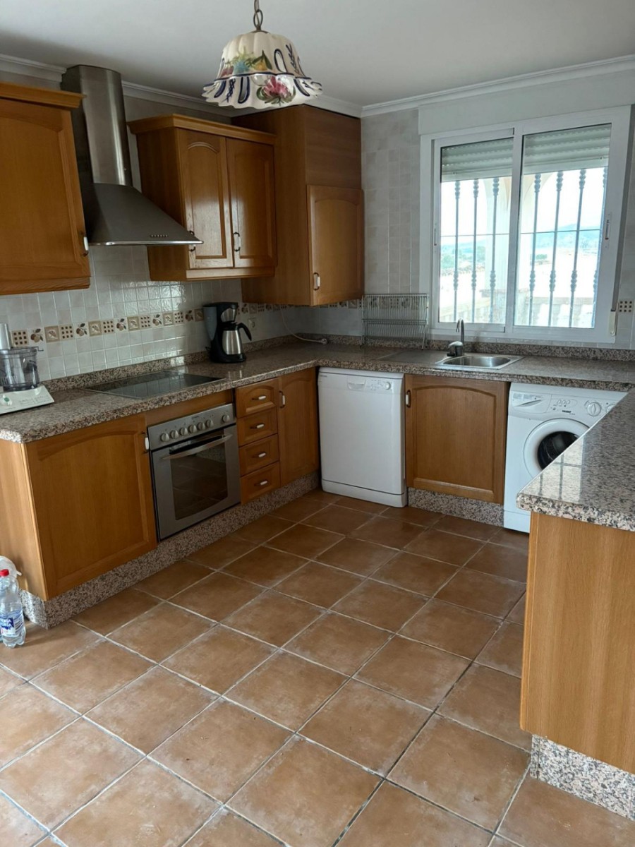 Villa met 3 Slaapkamers in Monóvar met Zwembad en Ruime Tuin