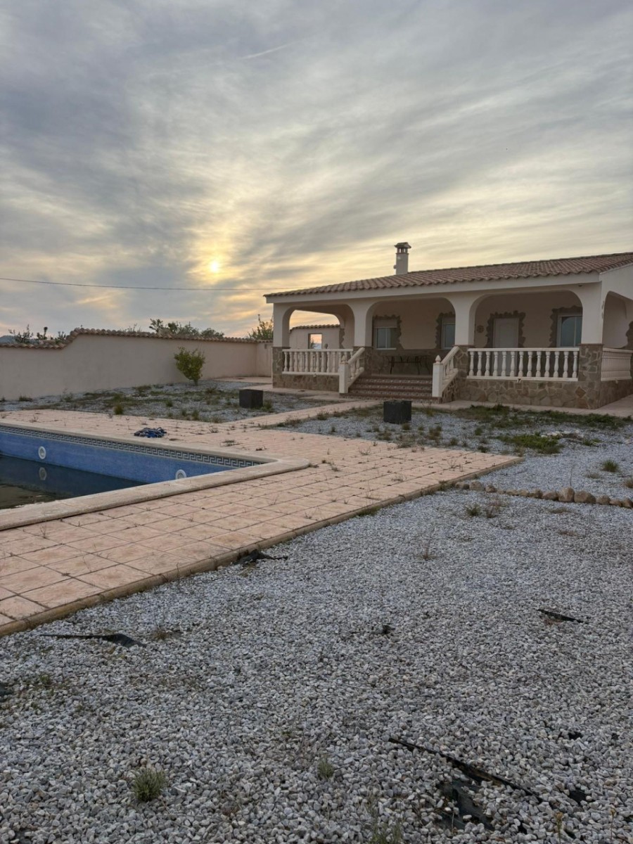 Villa met 3 Slaapkamers in Monóvar met Zwembad en Ruime Tuin