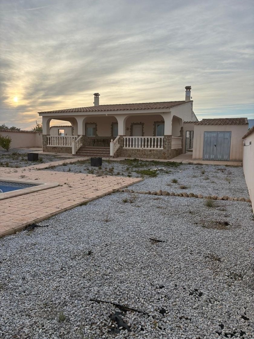Villa met 3 Slaapkamers in Monóvar met Zwembad en Ruime Tuin