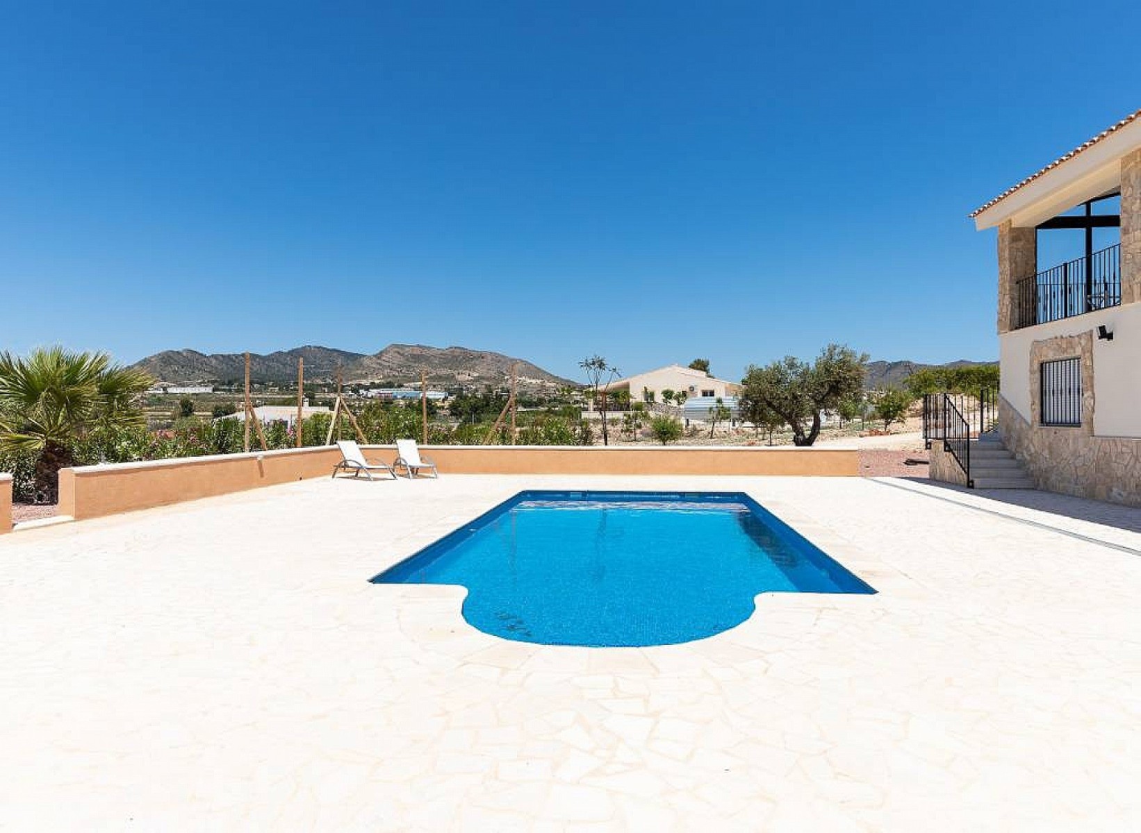 Nieuwbouw Villa met 5 Slaapkamers in La Romana, Alicante, Groot Perceel