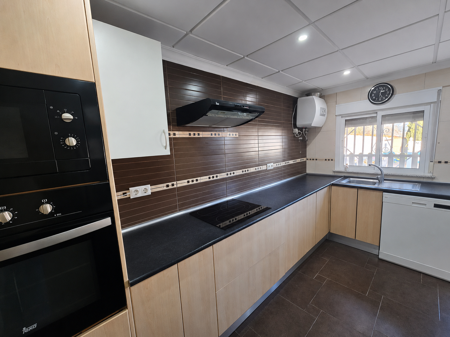 Finca met 3 Slaapkamers en Zwembad in Sax, Alicante