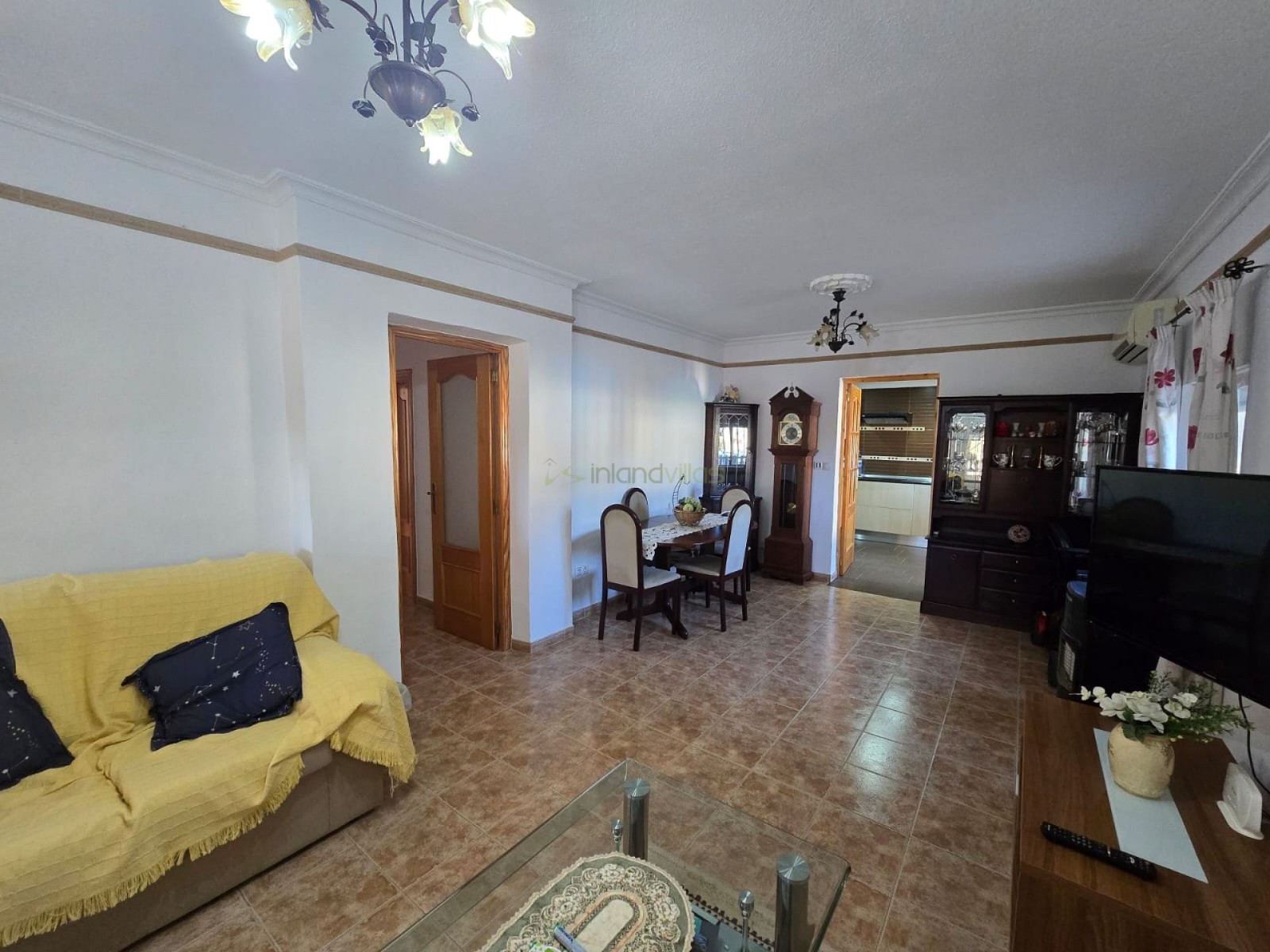 Finca met 3 Slaapkamers en Zwembad in Sax, Alicante